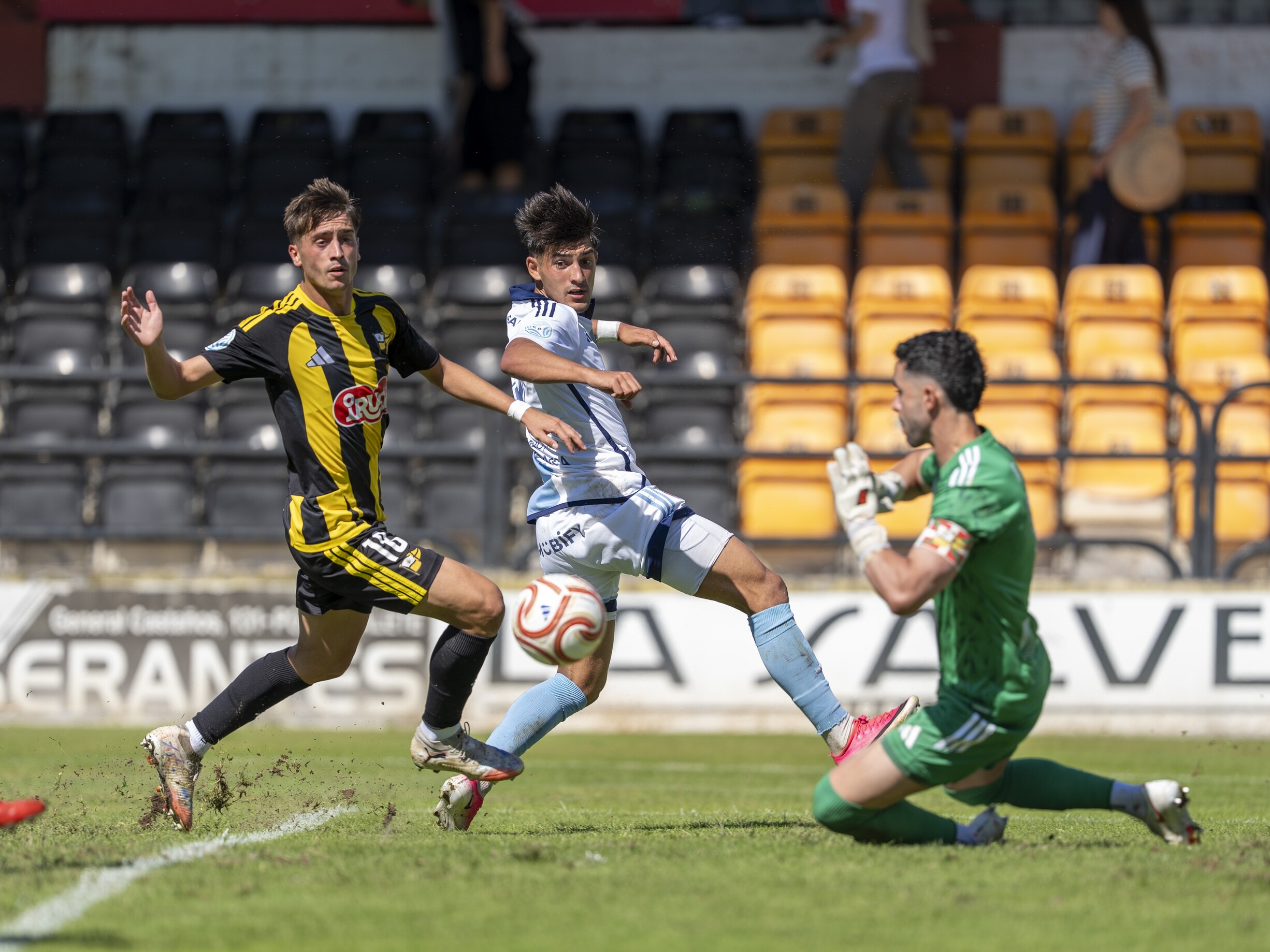 Edu González foi o '9' do Compos na Florida e estivo moi activo durante todo o encontro.