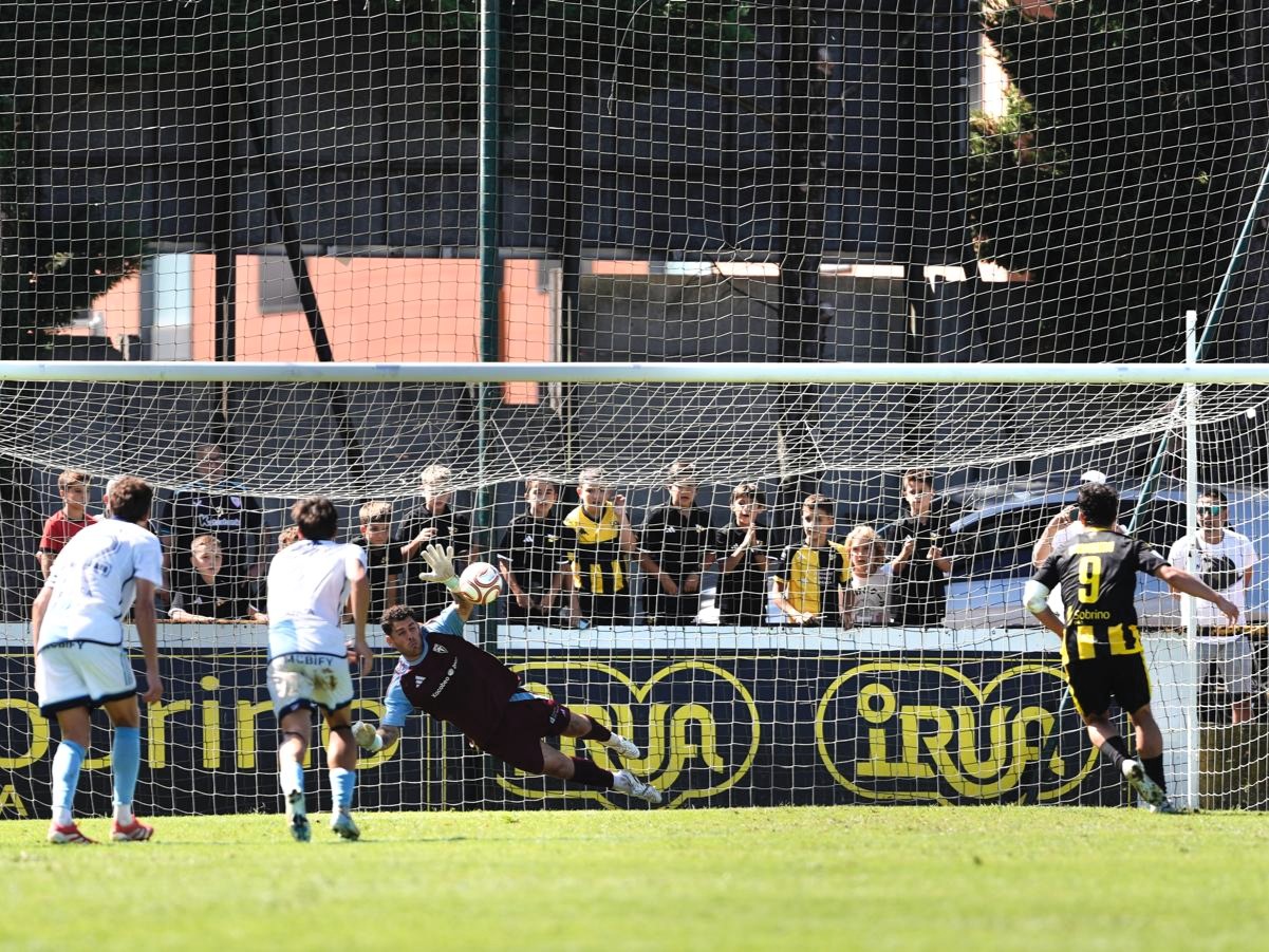 Edu Sousa fixo a parada do partido sacando o penalti de Imanol Aranburu.