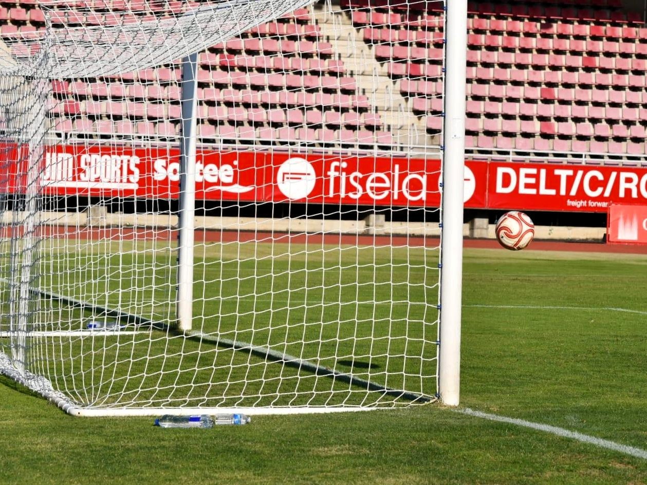 A pelota de Antón Guisande entrou mansa na rede.