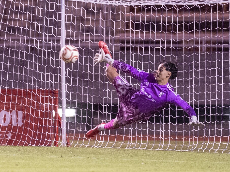 Iago Domínguez, que redebutou co Compos, parou un dos penaltis.