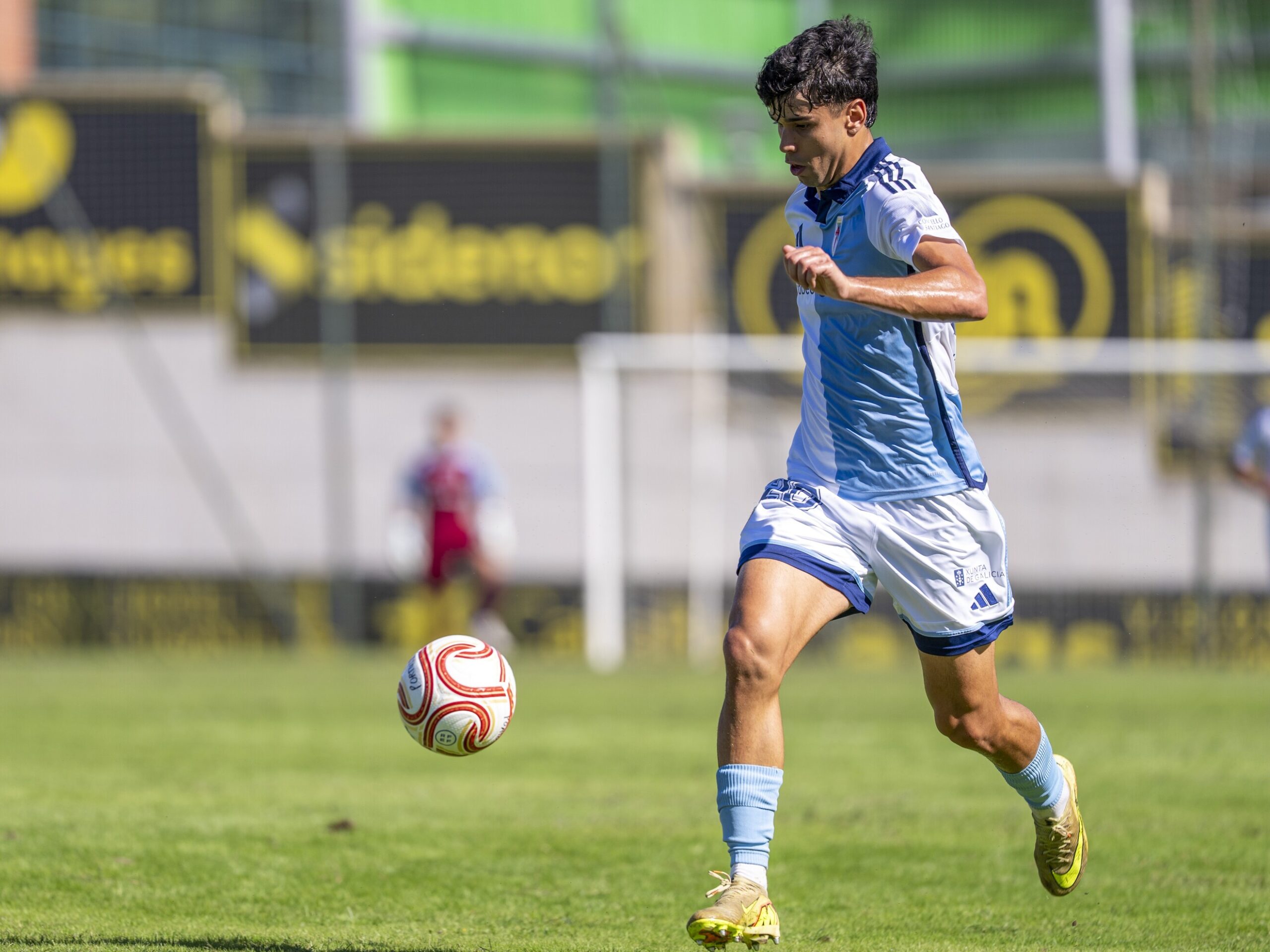 Manu Rivas tivo unha das grandes oportunidades do partido, pero cruzou en exceso o seu disparo.