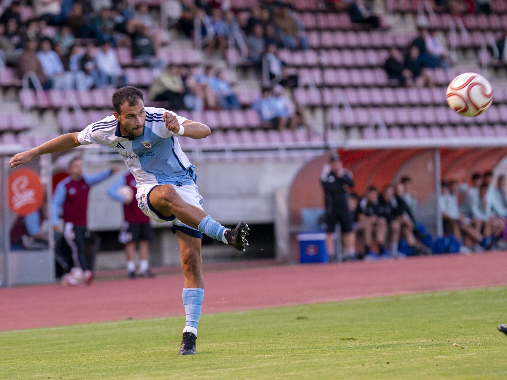 Roque redebutou co Compos en partido oficial.
