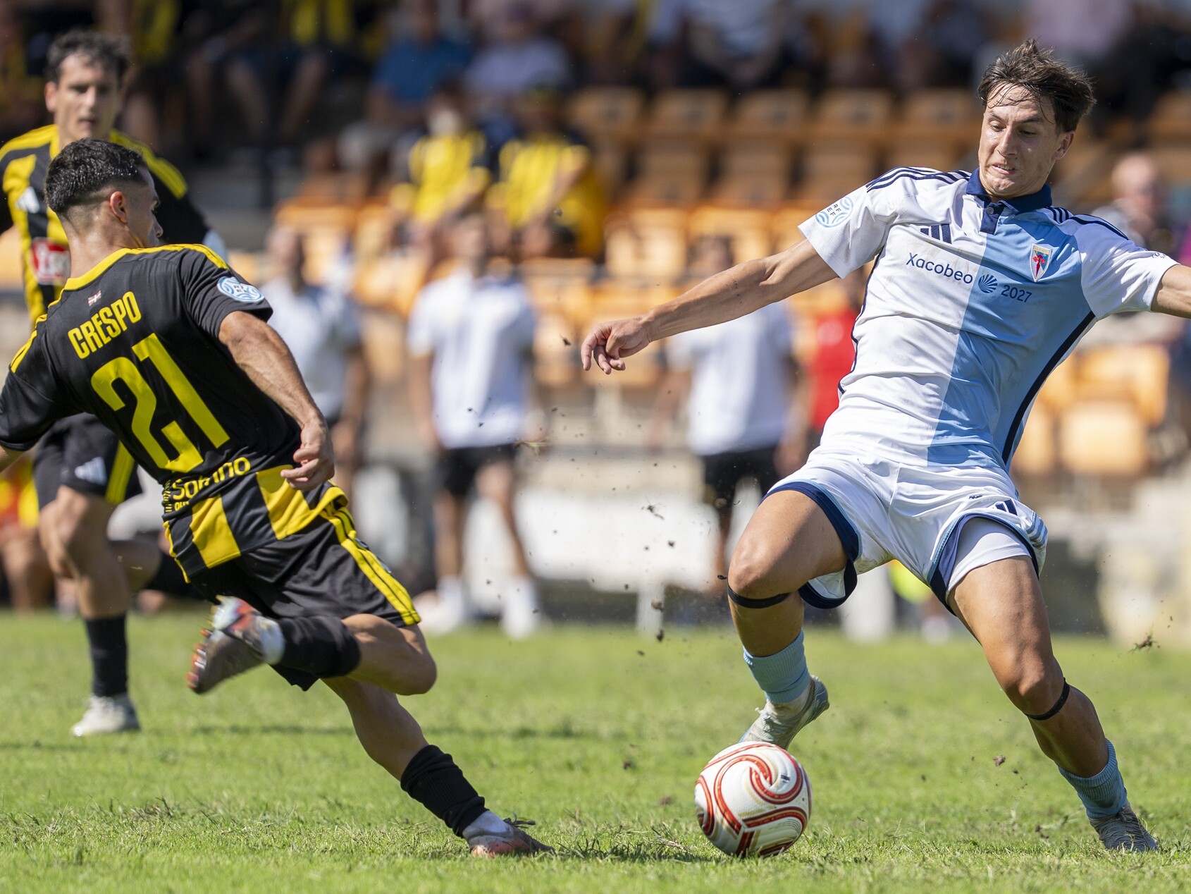 Unai Peón, titular, loita por un balón no 0-0 do Compos contra o Portugalete.