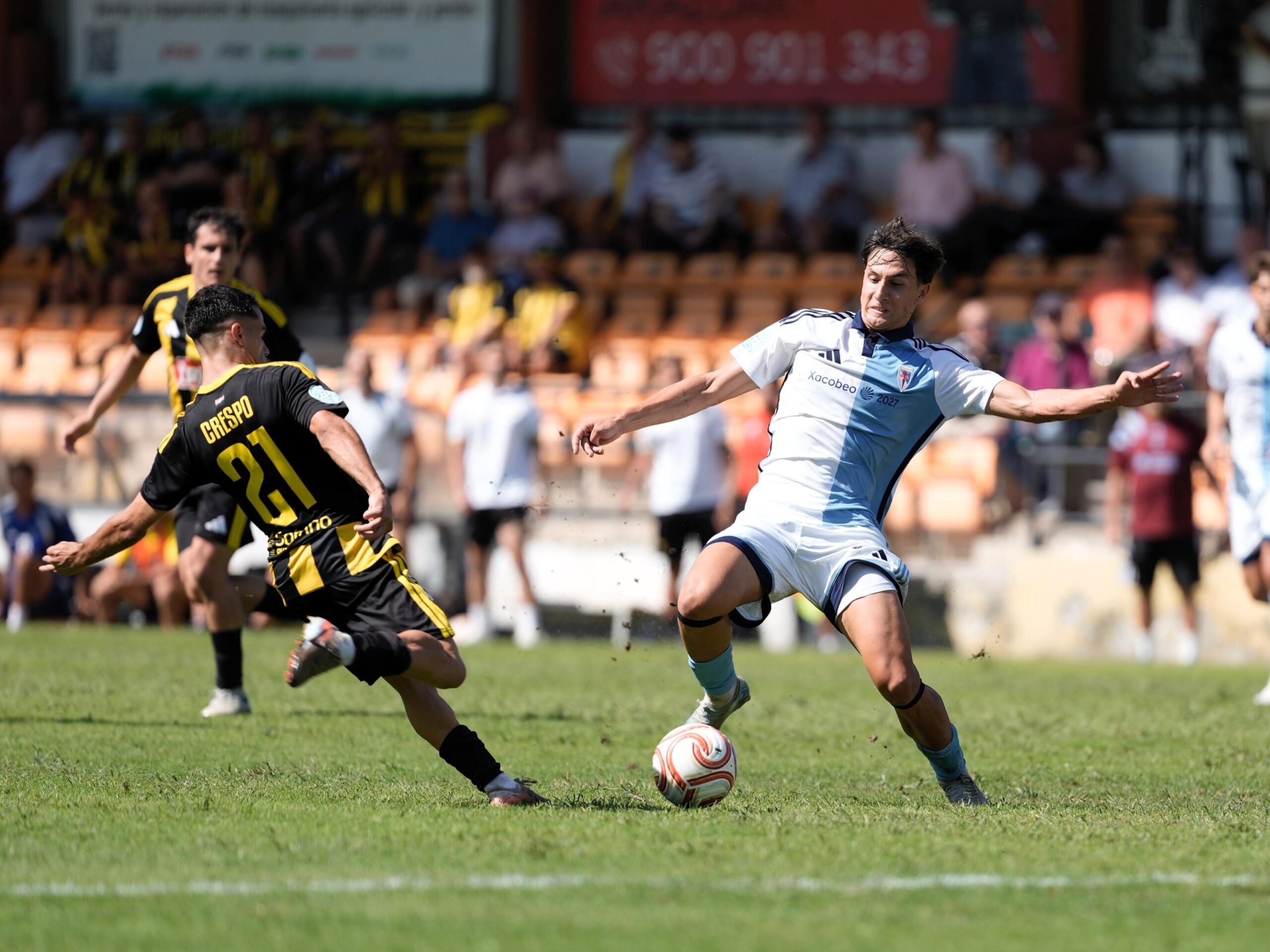 Unai Peón, titular, loita por un balón no 0-0 do Compos contra o Portugalete.