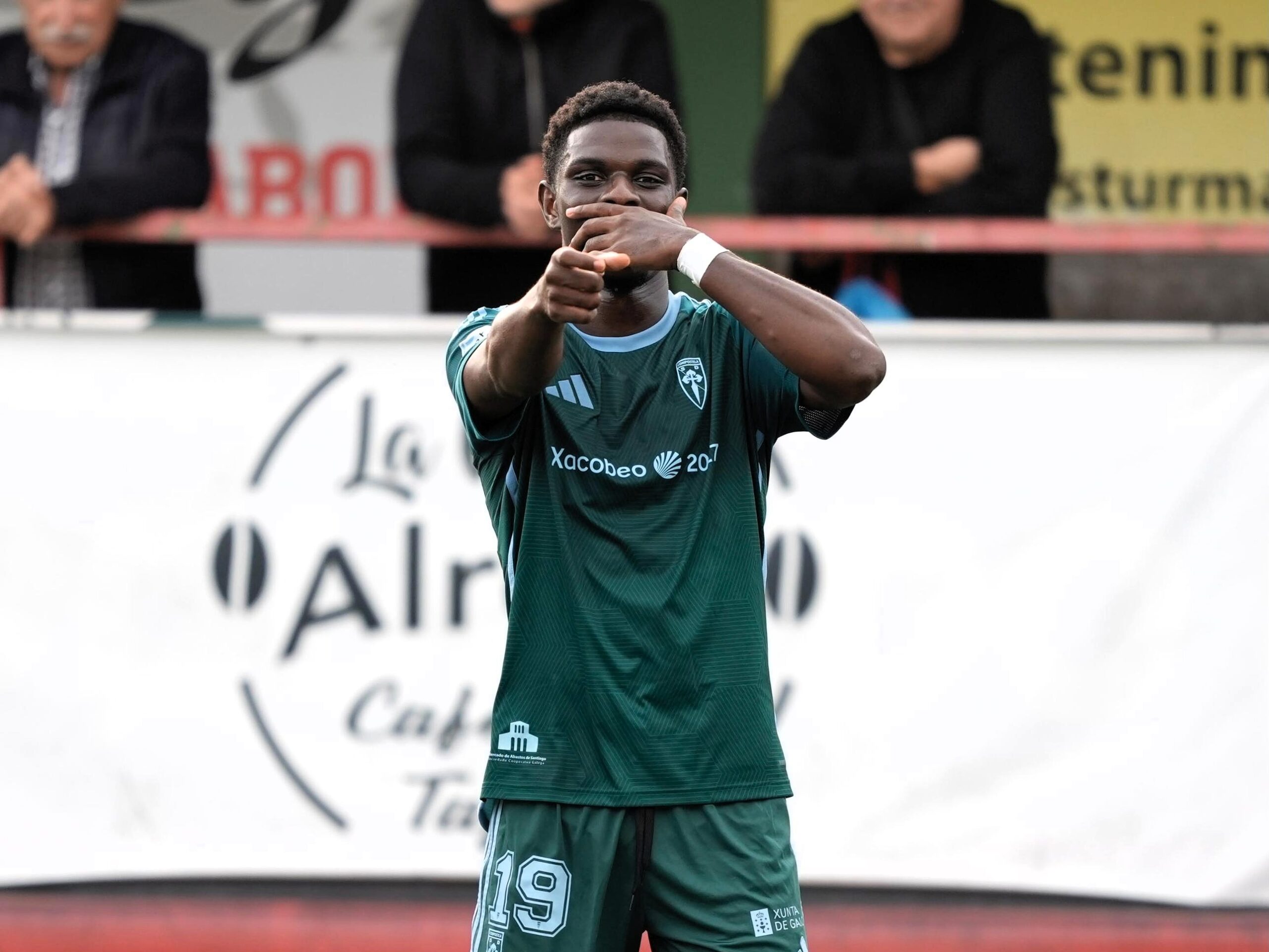 Buba celebra o seu gol, o cuarto en catro xornadas consecutivas.