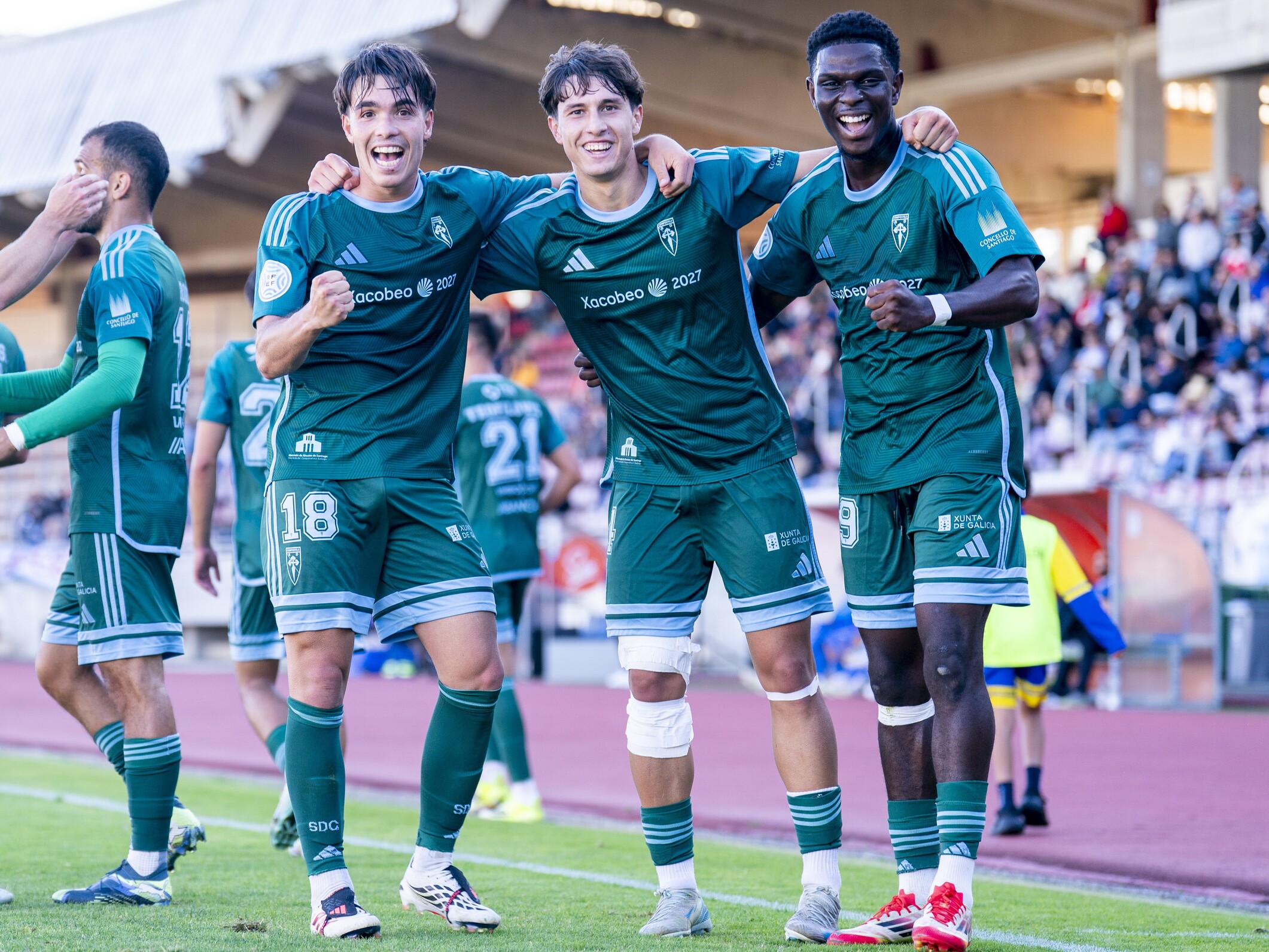 Celebración do gol de Unai Peón con Dani González e Buba, os tres goleadores contra o Atlético Astorga