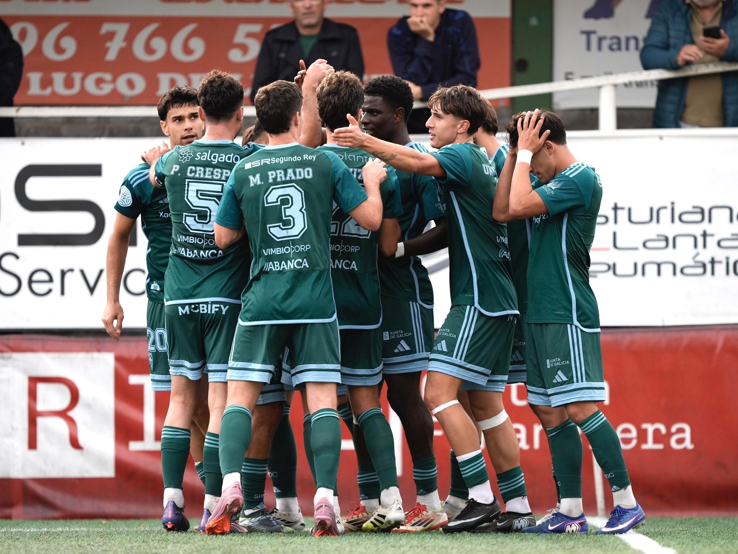 Os nosos celebran o gol de Buba, fundamental para conseguir a terceira vitoria consecutiva na Liga.