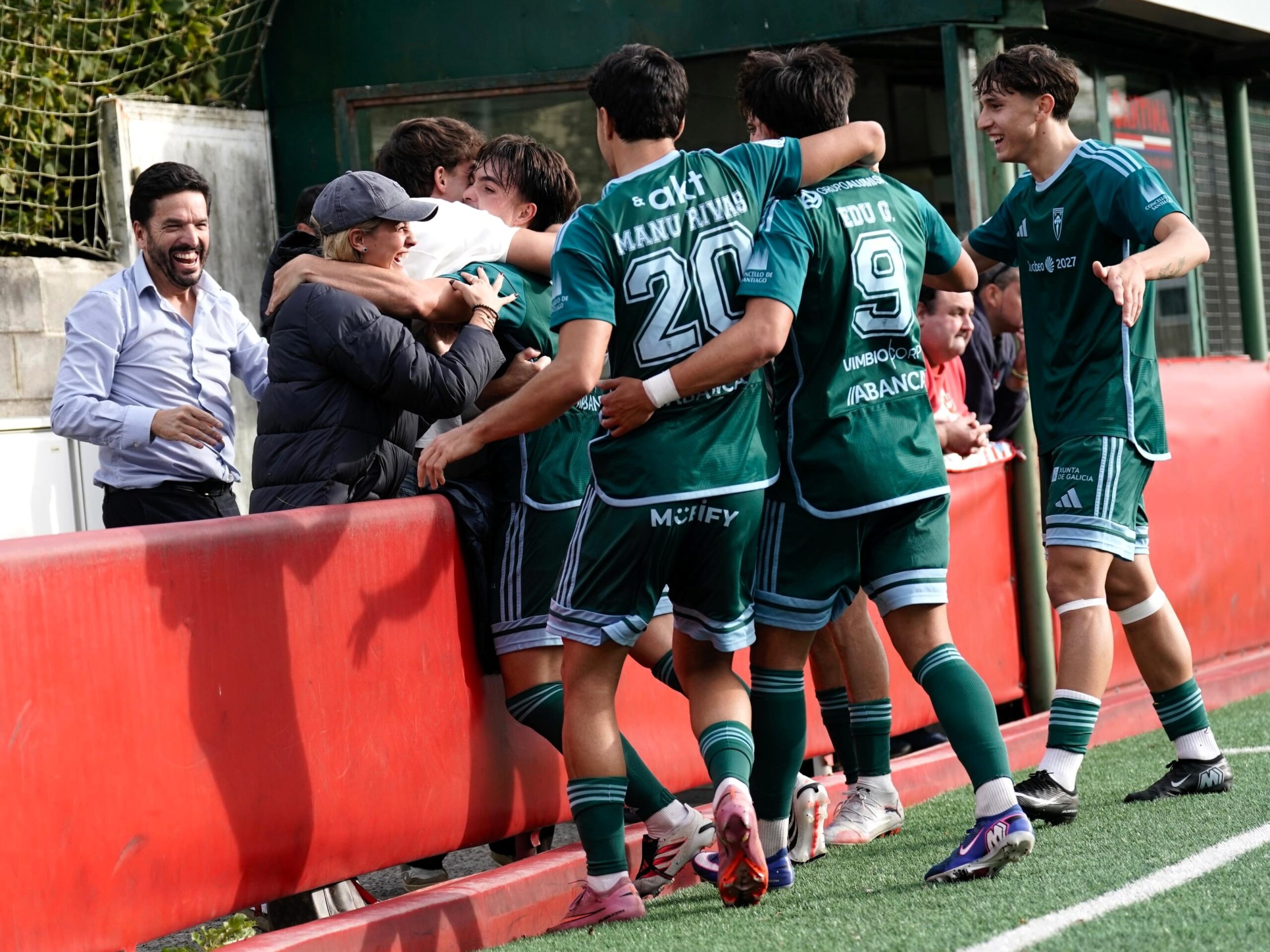 Dani celebrou o seu gol coa familia, que o acompañaba na tarde de onte en Posada de Llanera.