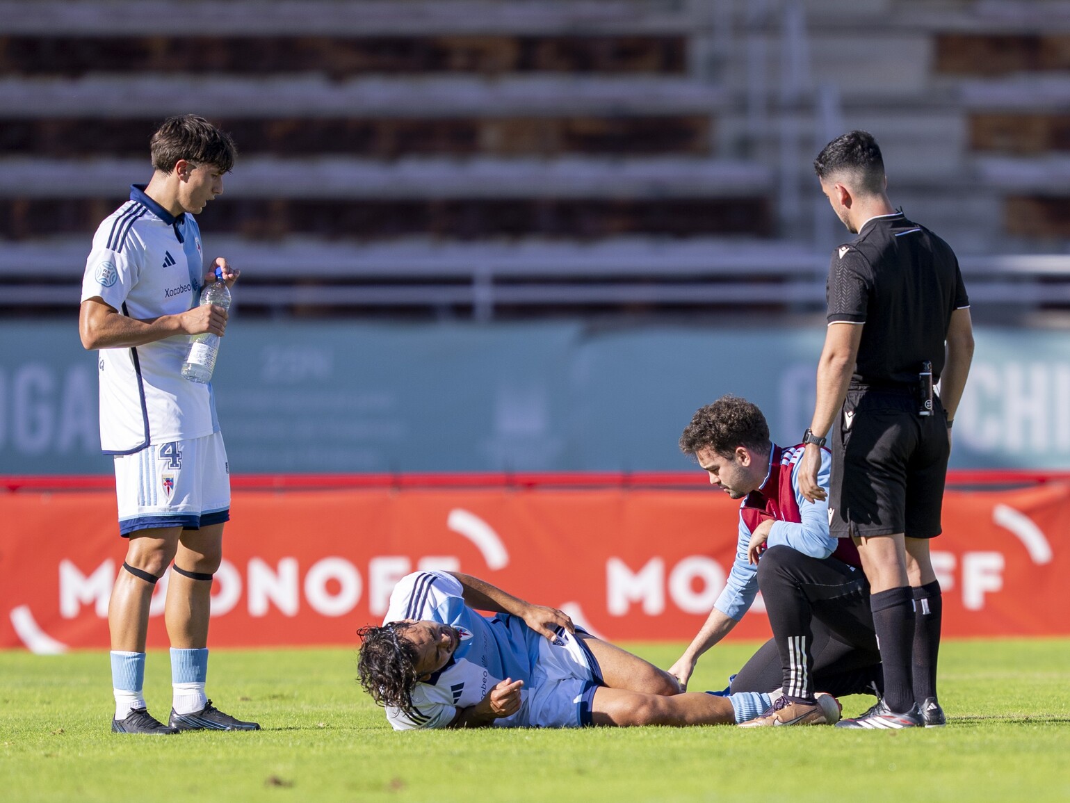 Ces Cotos, autor da asistencia do gol, tivo que retirarse lesionado.