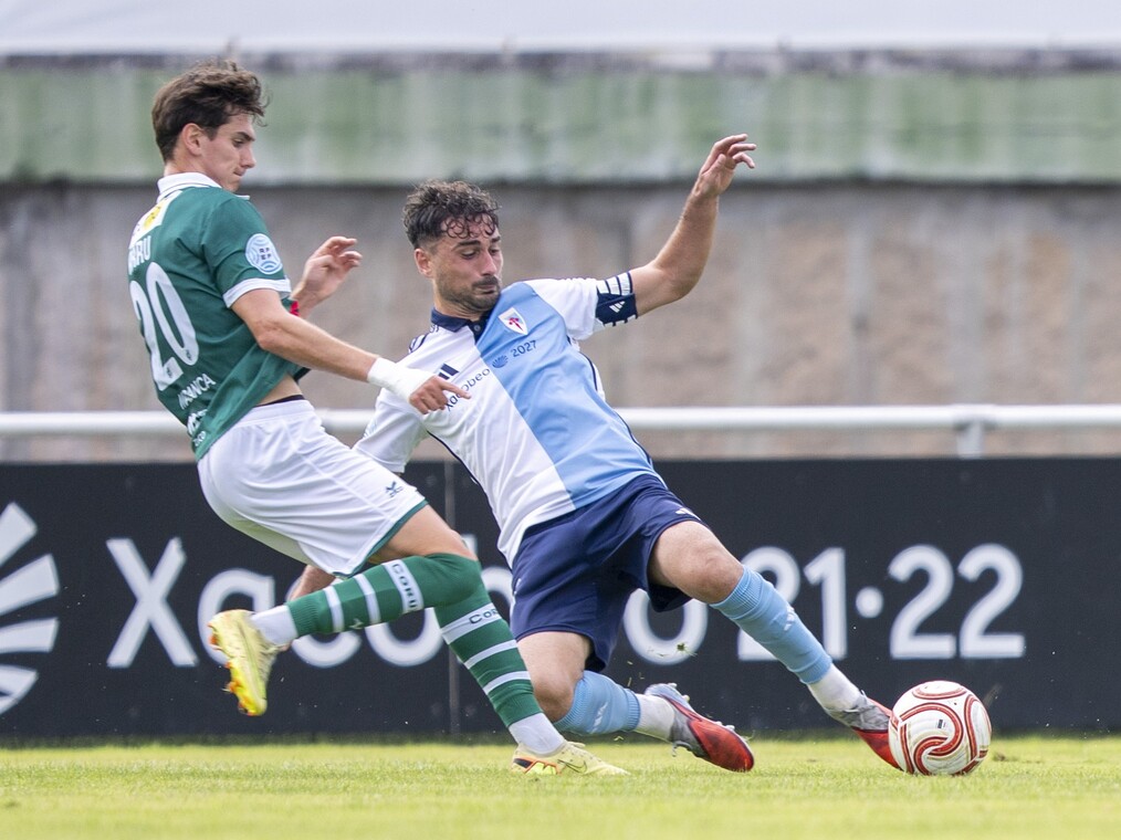 Pablo Crespo debutou no once titular do Compos e deulle moito empaque á zaga branquiazul.