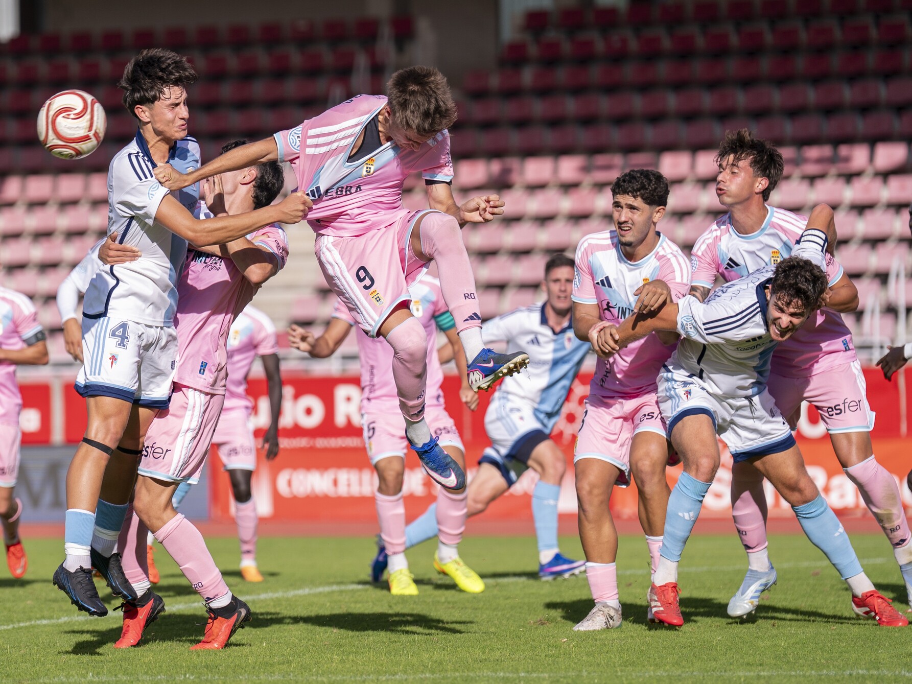 Un exemplo da pelexa que se viviu no partido, con Unai Peón e Diego Uzal loitando por un balón nun córner.
